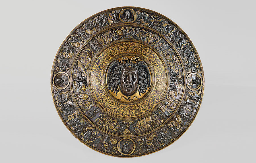 Der sogenannte Medusenschild wird Kaiser Karl V. für den Tunisfeldzug zugeschrieben. Er zeigt die Medusa der Mythologie mit Schlangenhaaren.