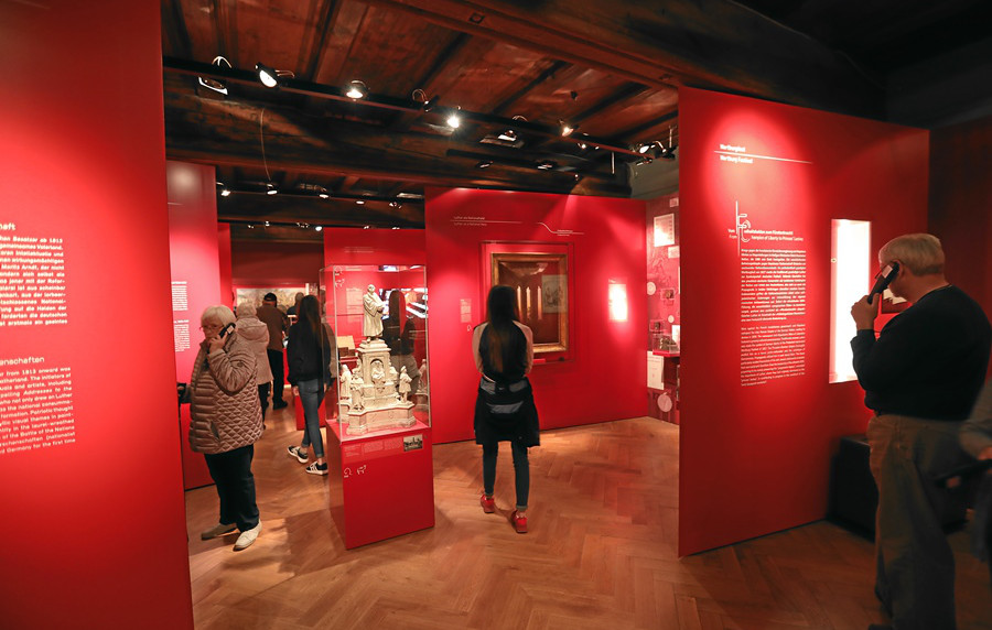 Das Bild zeigt Besucher in der Ausstellung "Luther und die Deutschen".