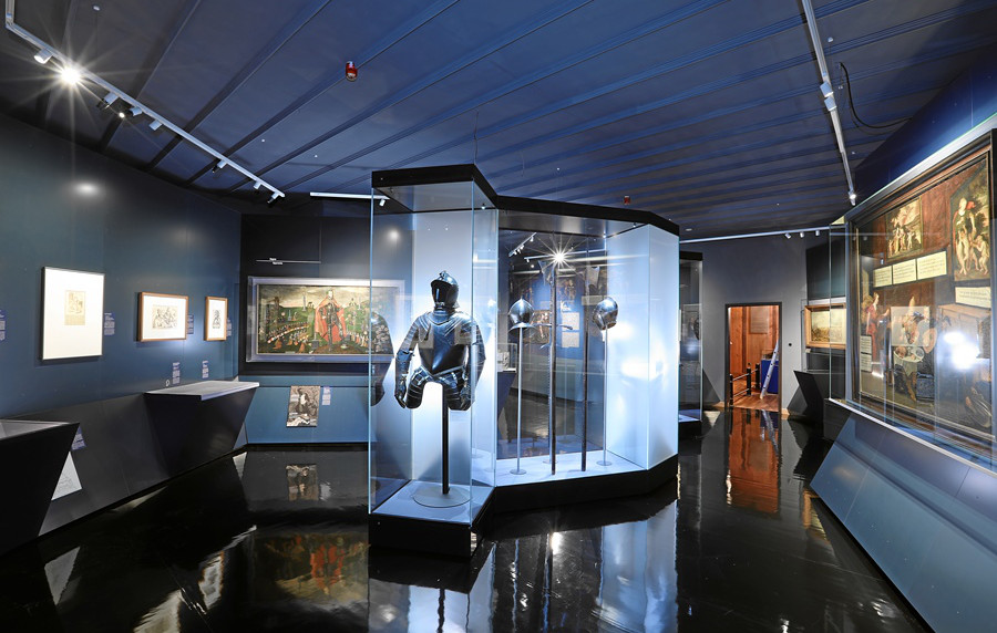 Das Bild zeigt den Ausstellungsbereich "Kriege und Frieden".