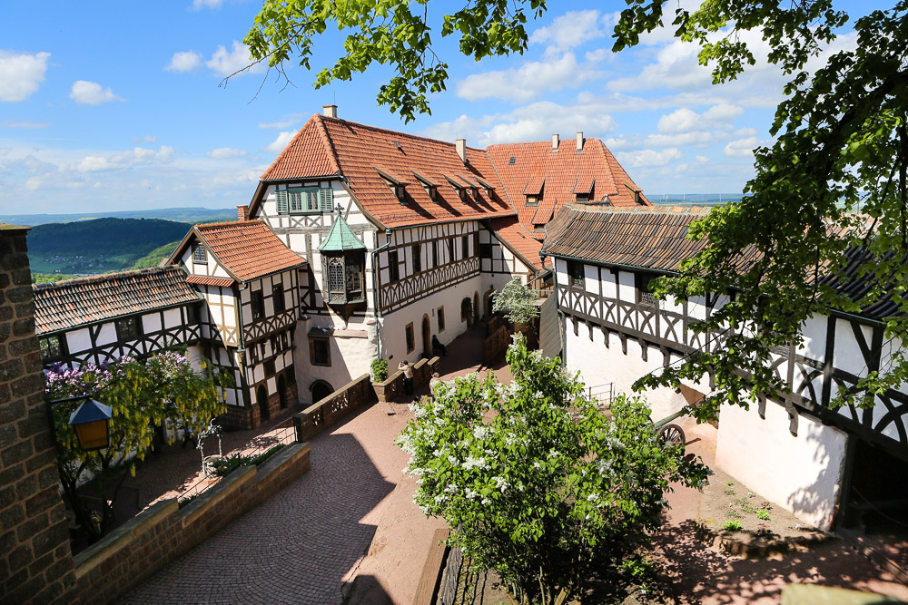 A look into the first courtyard, the so-called forecourt at Wartburg Castle, reveals the Vogtei (“bailiwick”) in the north part of the castle complex. The first floor of that building contains the Lutherstube or “Luther Room”, the authentic site where Martin Luther worked.